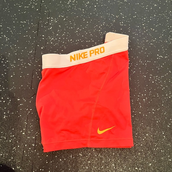 Women’s Nike Bright Peach Spandex Shorts size M - Picture 2 of 3